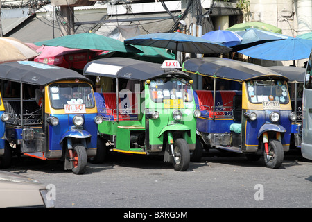 Un tuk tuk taxi a Bangkok, in Thailandia Foto Stock