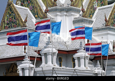 Bangkok City pilastro Santuario, Lak Muang, con bandiere Thai a Bangkok, in Thailandia Foto Stock