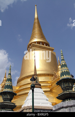 Phra Siratana Chedi Golden Stupa al Wat Phra Kaeo (Kaew) tempio complesso del Tempio del Buddha di Smeraldo di Bangkok, tailandese Foto Stock