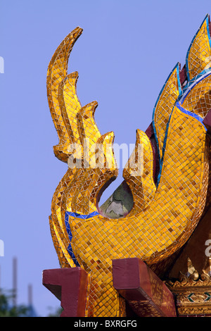 Golden decorazione presso il Wat Phra Kaeo (Kaew) tempio complesso del Tempio del Buddha di Smeraldo di Bangkok, Thailandia Foto Stock