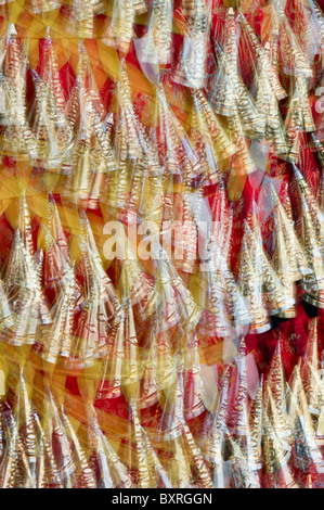 Multi-esposizione di dettaglio colorato native American indumento con baubles e campane Foto Stock