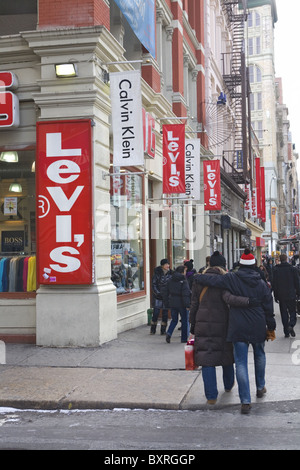 Nome della marca etichette di Levi's e Calvin Klein sono affisse presso un negozio sulla Broadway a Soho, New York. Foto Stock