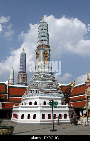 Stile Khmer Prangs al Wat Phra Kaeo (Kaew) tempio complesso del Tempio del Buddha di Smeraldo di Bangkok, Thailandia Foto Stock