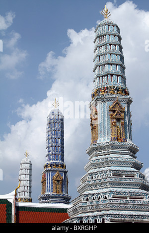 Stile Khmer Prangs al Wat Phra Kaeo (Kaew) tempio complesso del Tempio del Buddha di Smeraldo di Bangkok, Thailandia Foto Stock