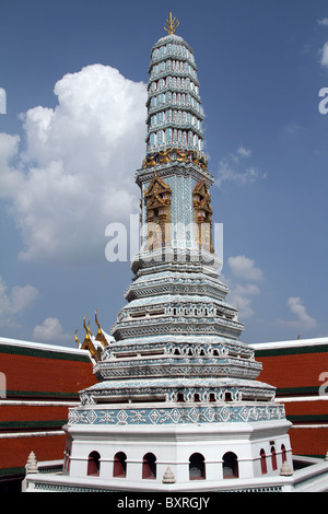 Stile Khmer Prangs al Wat Phra Kaeo (Kaew) tempio complesso del Tempio del Buddha di Smeraldo di Bangkok, Thailandia Foto Stock