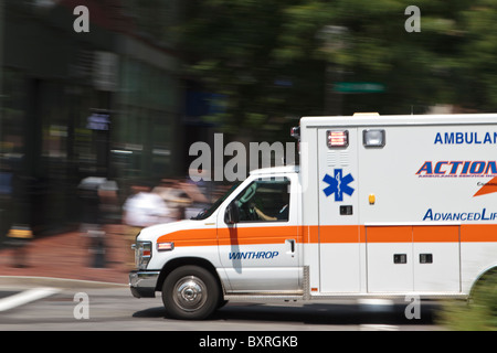 Ambulanza racing giù Boston, MA per le strade delle città in caso di emergenza Foto Stock