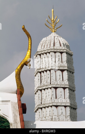 Stile Khmer Prangs al Wat Phra Kaeo (Kaew) tempio complesso del Tempio del Buddha di Smeraldo di Bangkok, Thailandia Foto Stock