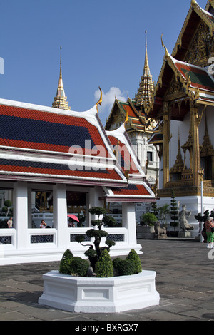 Il Royal Palace complesso al Wat Phra Kaeo (Kaew) tempio complesso del Tempio del Buddha di Smeraldo di Bangkok, Thailandia Foto Stock