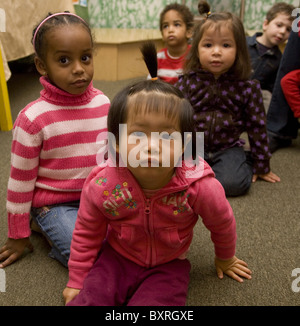 Scuola materna e pre-K in programma il altamente multiculturale quartiere Kensington di Brooklyn, New York. Foto Stock
