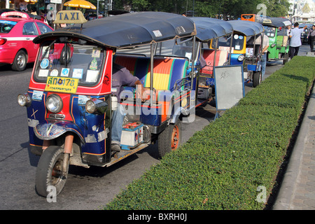 Un tuk tuk taxi a Bangkok, in Thailandia Foto Stock