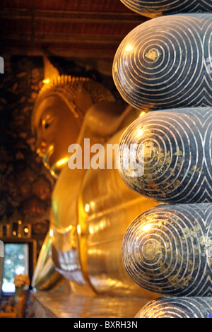 Piedi del Golden Buddha reclinato statua al Wat Pho tempio di Bangkok, Thailandia Foto Stock