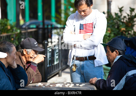 Gli americani cinesi la riproduzione di Xiang qi, o scacchi cinesi in Columbus Park, Chinatown, New York City Foto Stock