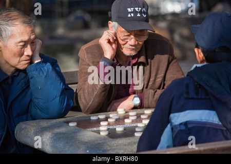 Gli americani cinesi la riproduzione di Xiang qi, o scacchi cinesi in Columbus Park, Chinatown, New York City Foto Stock