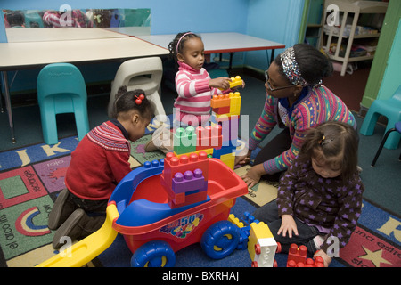 Scuola materna e pre-K in programma il altamente multiculturale quartiere Kensington di Brooklyn, New York. Foto Stock