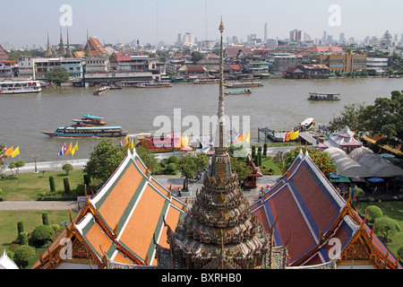 Barche e traffico fluviale sul fiume Chao Phraya a Bangkok, in Thailandia Foto Stock