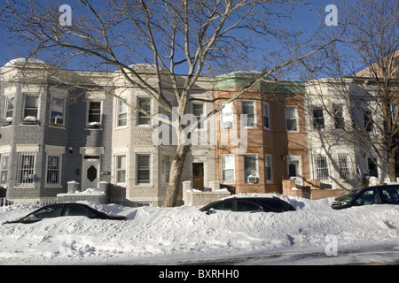 Neve e vento arrestare New York CIty il primo giorno di inverno 2010. Quartiere di Brooklyn. Foto Stock