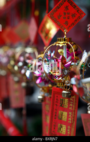 I tradizionali colorati desiderano ciondoli in vendita presso il il Tempio A-Ma, nel vecchio centro storico di Macao Foto Stock