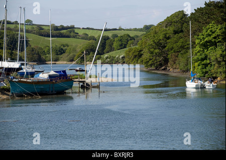 Gran Bretagna, Inghilterra, Cornwall, penisola di Roseland, barche ormeggiate sulle rive di uno delle insenature del fiume Fal Foto Stock