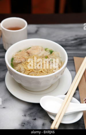 La carne di maiale e gamberetti wonton noodle soup servito presso un ristorante a Macau Foto Stock