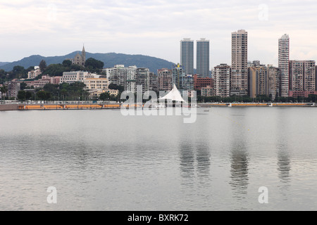 Alti edifici costruiti intorno al bordo del Lago Nam Van, Macao Foto Stock