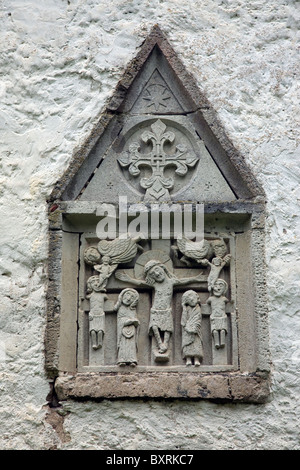 Europa orientale, paesi baltici, Estonia, Saaremaa Island, Karja, Karja Chiesa, sculture in pietra di Gesù Cristo al di fuori del muro Foto Stock