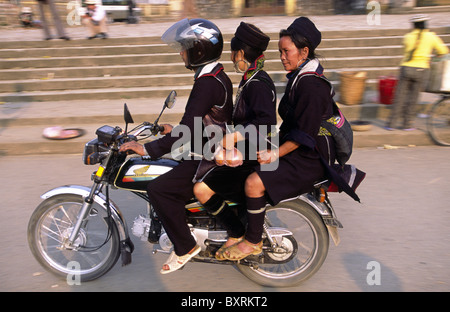 Nero famiglia Hmong su una moto. Sapa, Lao Cai provincia, nel Vietnam del Nord. Foto Stock