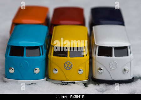 Bambini giocattoli da collezione modelli di Volkswagen split screen furgoni sulla neve Foto Stock