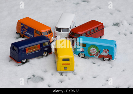 Bambini giocattoli da collezione modelli di Volkswagen split screen furgoni sulla neve Foto Stock