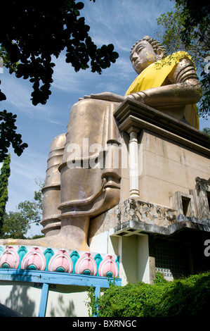 Thailandia, Chonburi Provincia, Wat Dhamma Nimitr, gigantesca statua del Buddha Thailandia, Chonburi Provincia, Wat Dhamma Nimitr, gigantesca statua del Buddha