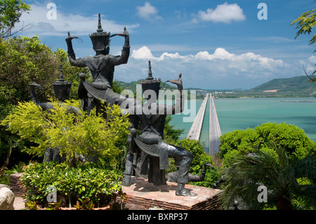 Thailandia, Thaksin Museo del Folklore, Ko Yo, vista dal museo su Thale Sap e Prem Tinsulanonda Bridge Foto Stock