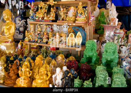 Thailandia, Bangkok, Amulet e paraphernalia religiosa mercato a Wat Ratchanatda Foto Stock