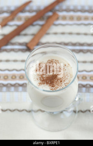 Sahlep fatta con il latte - tradizionale bevanda turco Foto Stock