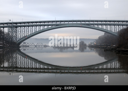 Il Henry Hudson Bridge campate Spuyten Duyvil, vie navigabili che separa Manhattan del Bronx a New York City. Foto Stock