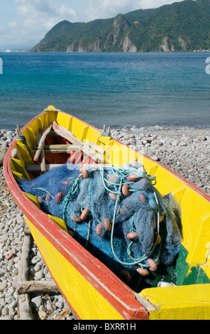 Caraibi, isole Windward, Dominica, Scotts Capo dell Atlantico, rete da pesca in barca sulla spiaggia Foto Stock