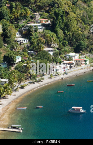 Caraibi, isole Windward, Dominica, Soufriere Bay, vista della baia con la costruzione di Foto Stock
