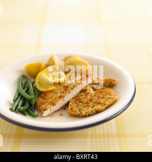 Scaloppa di pollo, i fagiolini e le patate di primizia sulla piastra bianca Foto Stock