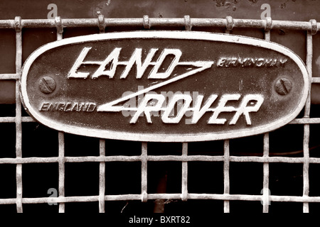 La Land Rover logo frontale badge su una griglia di un veicolo. Foto Stock