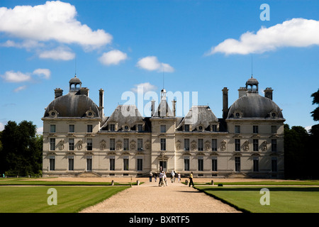 Francia, Loire, Cheverny, vista del castello con la gente che camminava sul avenue Foto Stock