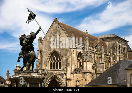 Francia, Normandie, Pays d'Auge, Falaise di chiesa e Guglielmo il conquistatore della statua Foto Stock