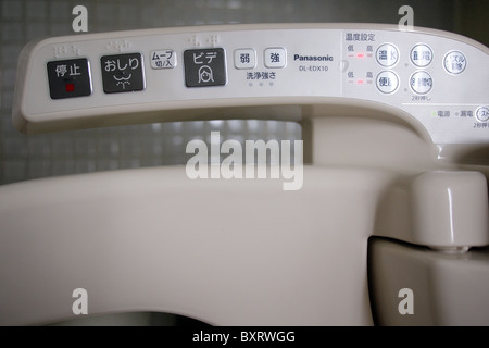 Hi-tech elettroniche moderne toilette giapponese in Giappone Asia Foto Stock