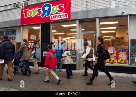 Post-vendite di Natale a Toys R Us Express store nell'East Village quartiere di New York Foto Stock