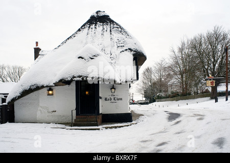 Tradizionali pub con il tetto di paglia nella neve il Red Lion chalton hampshire Inghilterra Foto Stock