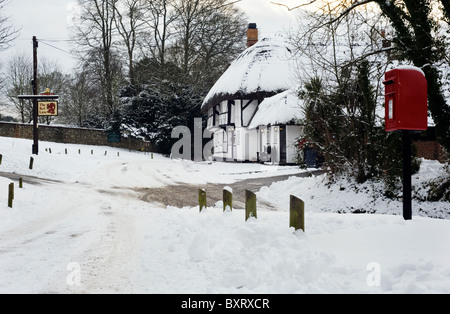 Tradizionali pub con il tetto di paglia nella neve il Red Lion chalton hampshire Inghilterra Foto Stock