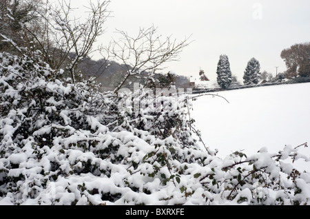 Isolato in una casa rurale a paesaggi innevati Foto Stock