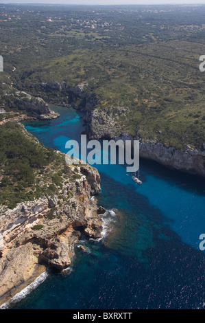 Yacht in Cala insenature, Menorca, Baleari Foto Stock