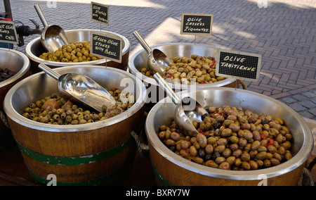 Olive in vendita in una stalla di mercato, Bournemouth, UK Foto Stock