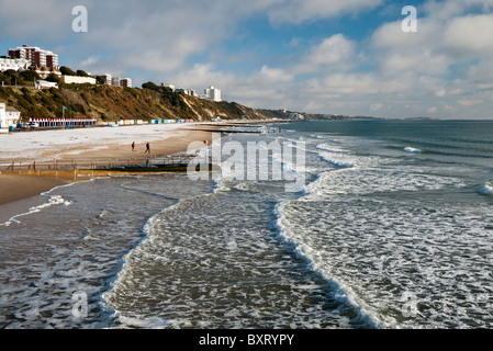 Bournemouth, spiaggia con onde, Dorset, Inghilterra, Regno Unito. Foto Stock