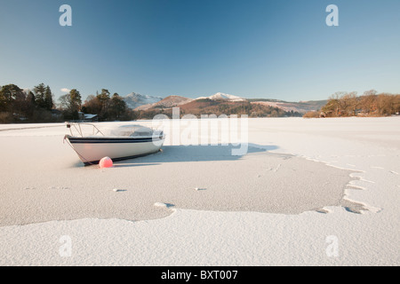 Una barca bloccato nel ghiaccio sulla Derwent Water a Keswick nel distretto del Lago completamente congelato durante il mese di dicembre 2010 big chill Foto Stock