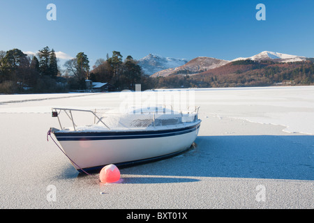 Una barca bloccato nel ghiaccio sulla Derwent Water a Keswick nel distretto del Lago completamente congelato durante il mese di dicembre 2010 big chill Foto Stock