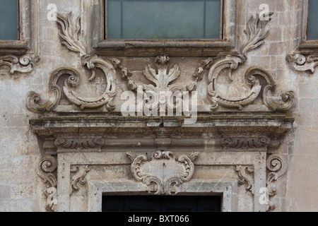 Fregi sul portale centrale, San Francesco d'Assisi chiesa, Matera, Basilicata, Italia Foto Stock